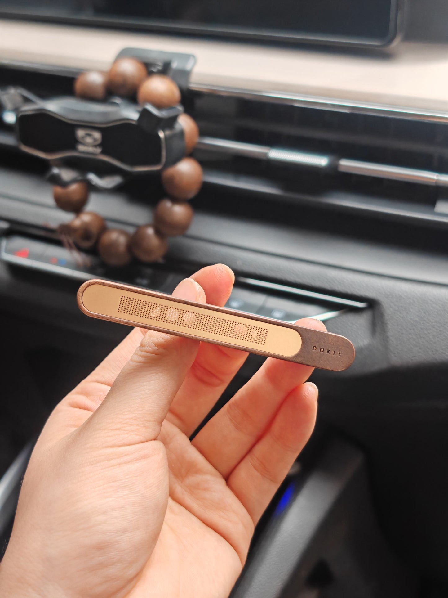 Car Fragrance Clip with Nordic Fragrance - Aluminum Alloy/Walnut